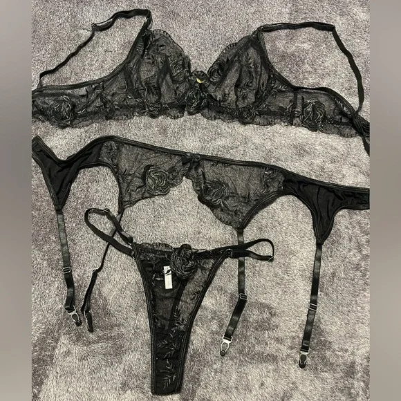 Elegant Black Lace Lingerie Set - Picture 2 of 11